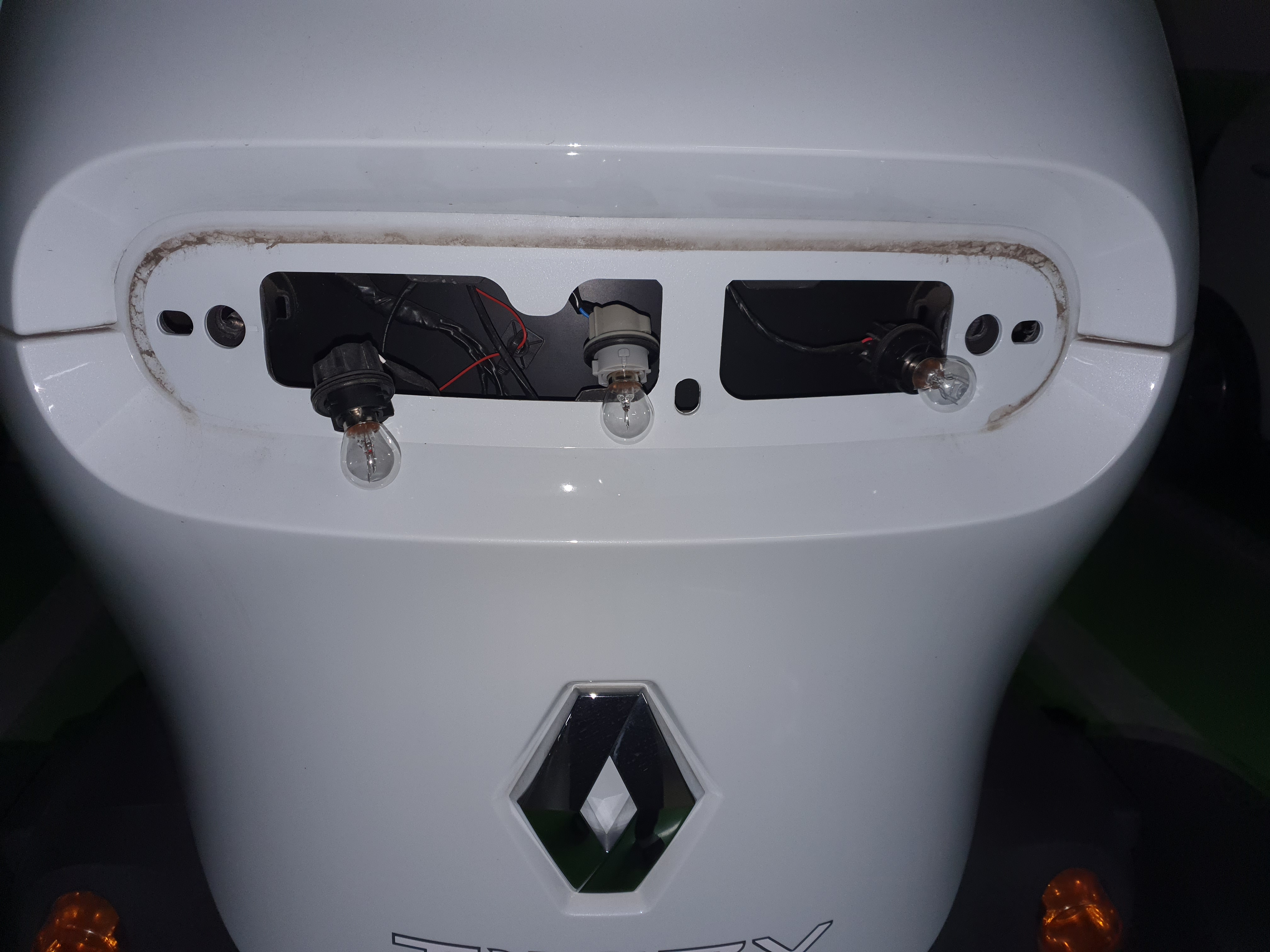 브레이크등 먼지를 제거하자