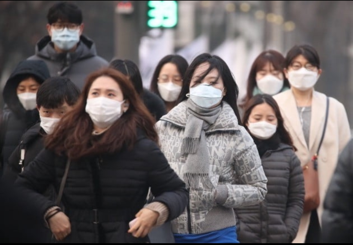 미세먼지로 인해 출근길 마스크를 쓰고 있는 사람들