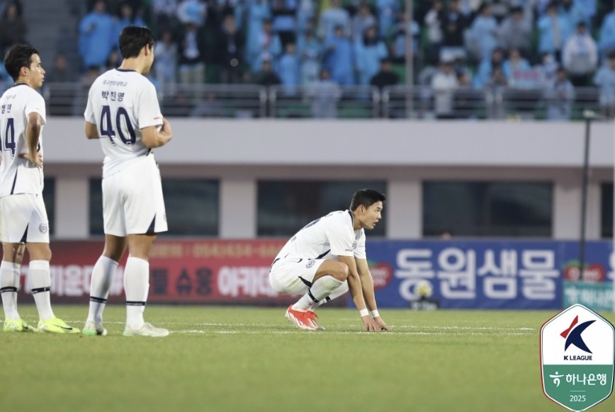 필드에 주저 앉아 있는 대구FC 선수 사진