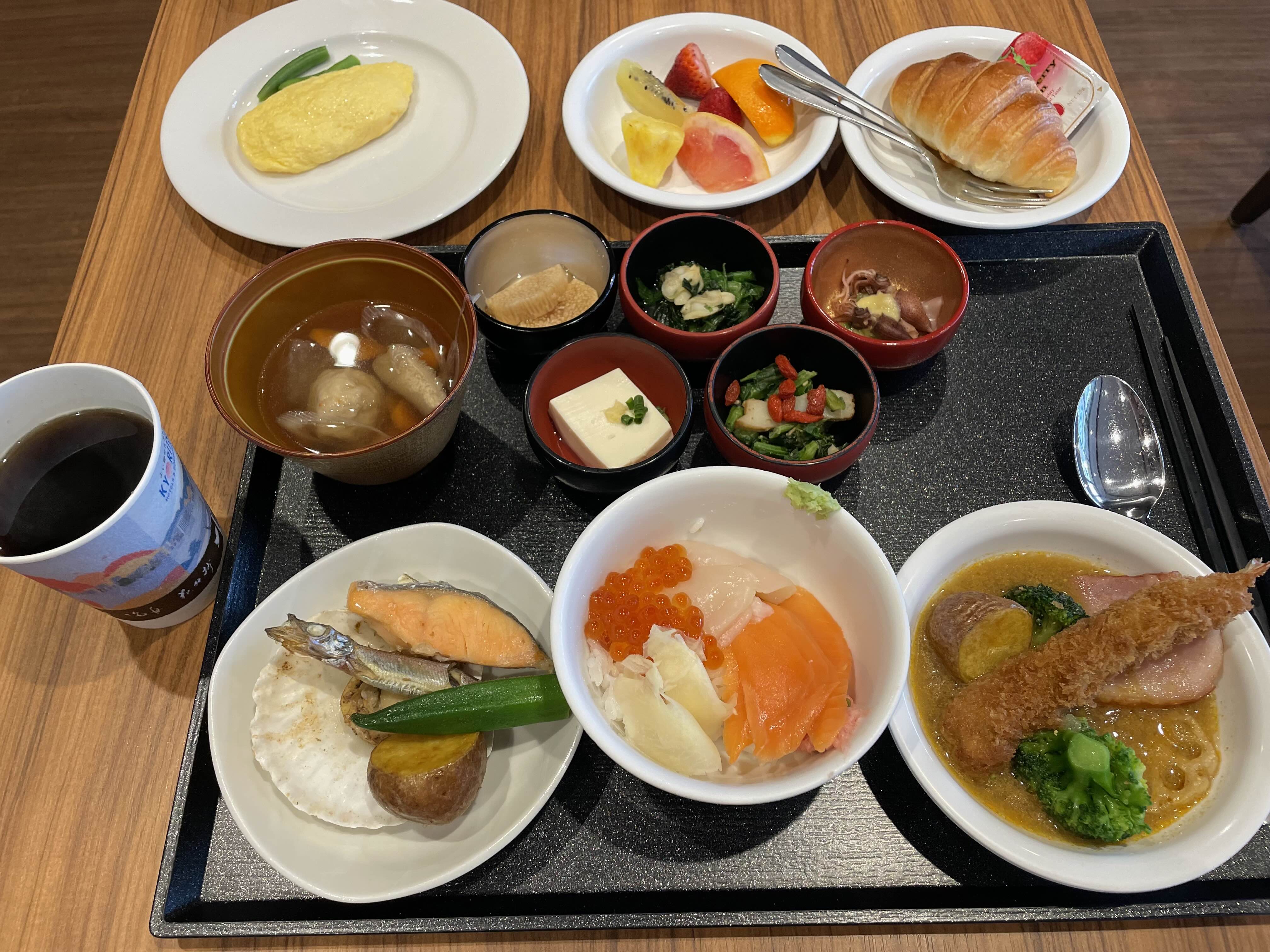 호텔 조식- 스프카레, 연어알덮밥 등 오타루의 명물들을 조식에서 만나볼 수 있다.