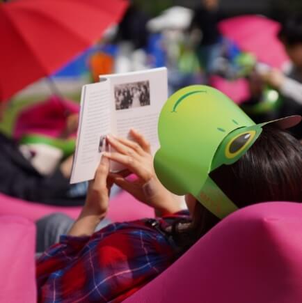 서울광장에서 책을 읽고 있는 사람