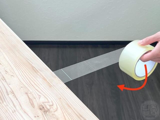 맨손으로 테이프 자르기 가위 없이