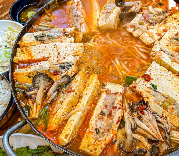 팔팔 끓고 있는 생방송투데이 샌드위치두부전골