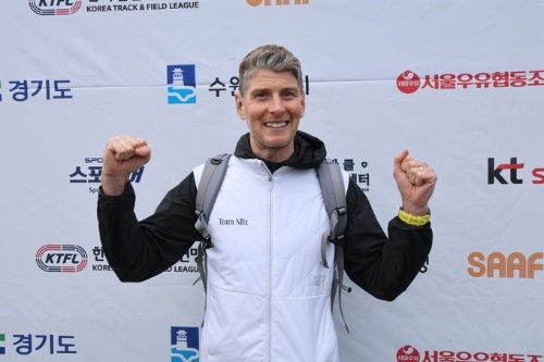 2025 경기국제하프마라톤 대회에서 남자 우승을 차지한 로버트 허드슨의 모습이다. 사진 출처 : 경기신문