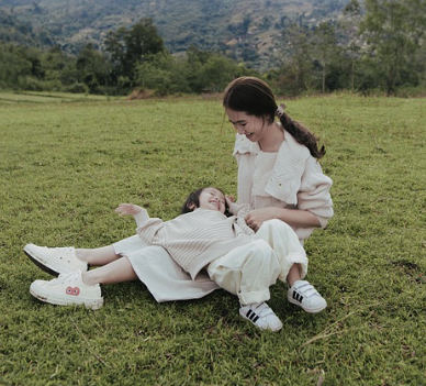 가족 간에 대화를 통해 갈등을 줄이는 이미지