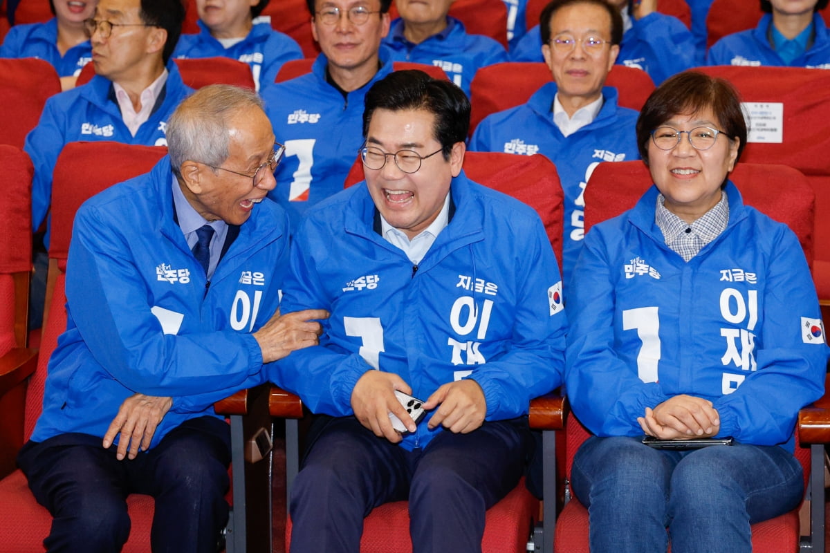 제21대 대통령 선거 방송 3사 출구조사 이재명 51.7% 김문수 39.3% 이준석 12.4%, 더불어민주당 '환호' 국민의힘 '침울' 제21대 대통령 선거 방송 3사 출구조사 이재명 51.7% 김문수 39.3% 이준석 12.4%, 더불어민주당 '환호' 국민의힘 '침울'