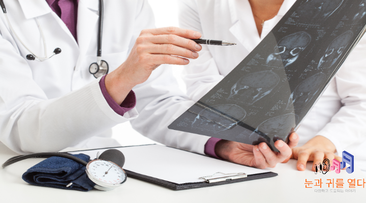 차트-사진을-보고-있는-의사