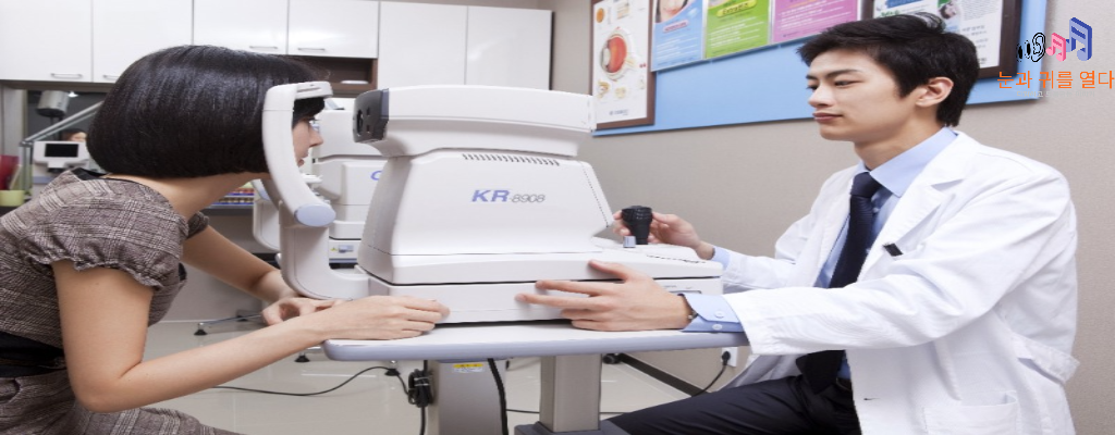 안구-검사를-받고-있는-여성