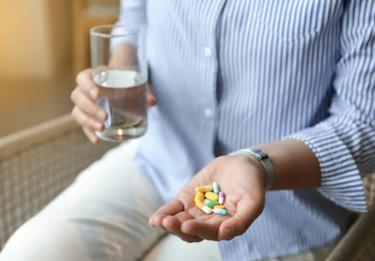 감정이 오락가락 남성 갱년기, 발기부전도 올 수 있어서 지구력과 전립선 건강 모두 챙기는 걸 복용해야 할 듯