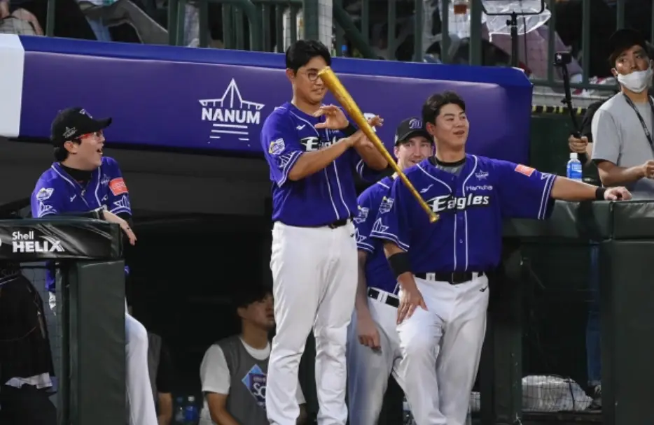 파란 상의 흰바지 유니폼을 입은 선수들이 대기하고 있는 모습