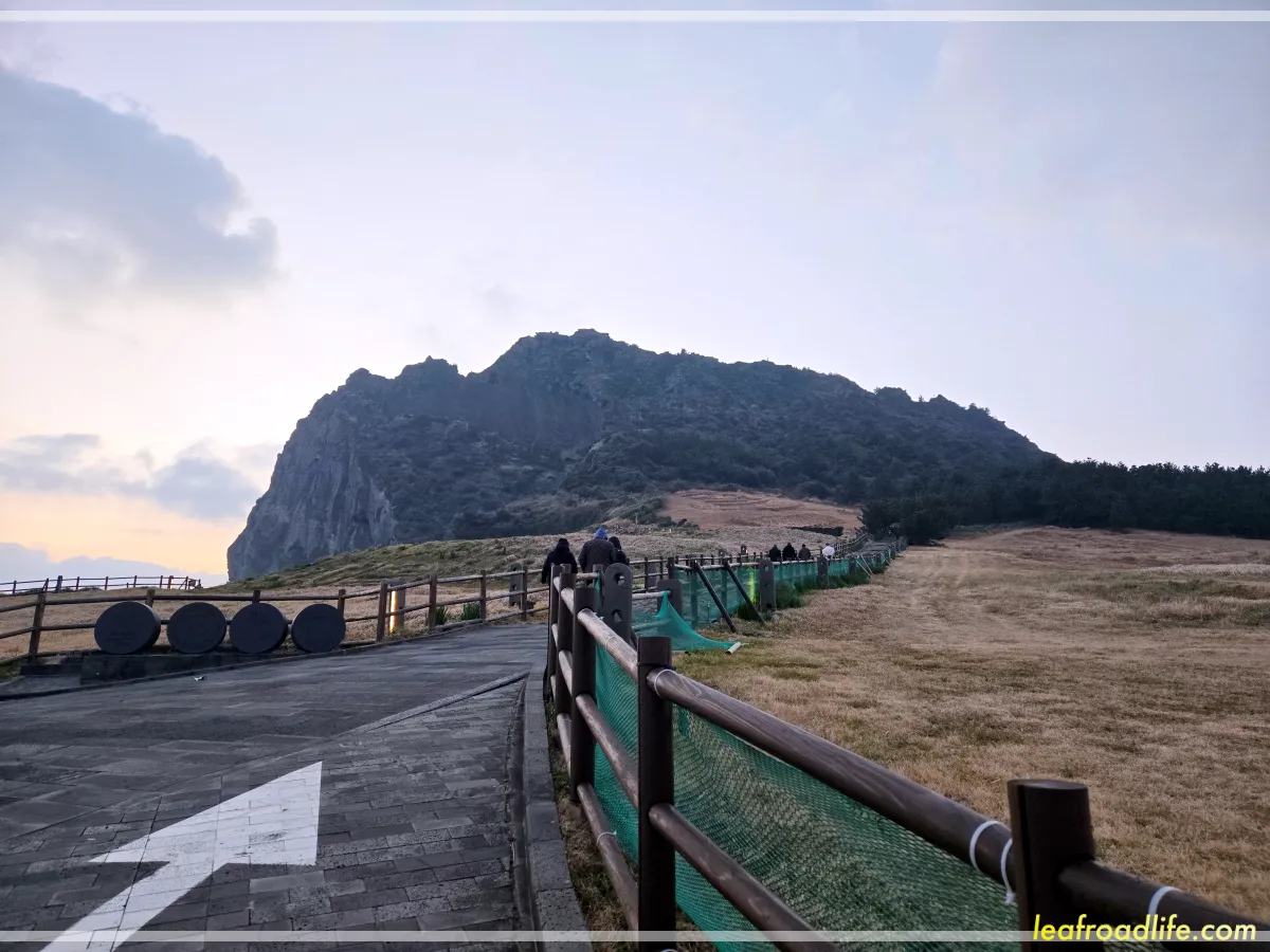 제주-성산일출봉-매표소-입구-언덕길