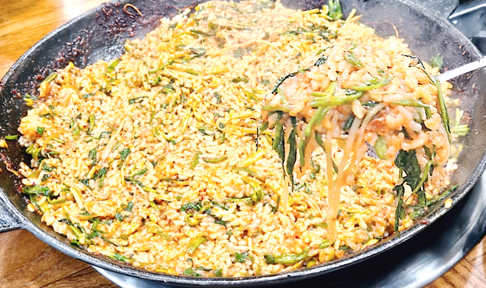 남은 양념에 미나리와 김가루를 넣은 볶음밥