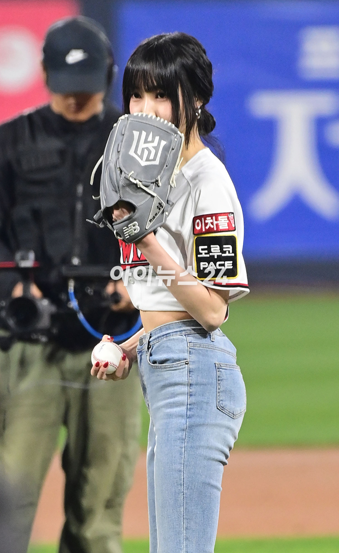31일 오후 경기도 수원 KT위즈파크에서 '2023 KBO 포스트시즌 플레이오프' 2차전 KT 위즈와 NC 다이노스의 경기가 열렸다. 가수 유주가 시구자로 참석해 공을 던지고 있다. [사진=정소희 기자]