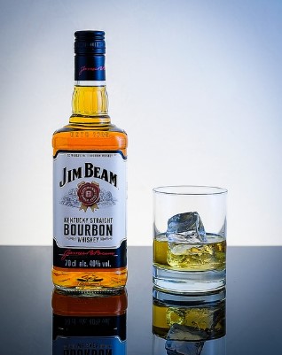  편의점에 &lsquo;부자존&rsquo;이 뜬다! 명품 과자부터 고급 와인까지 인기 이유