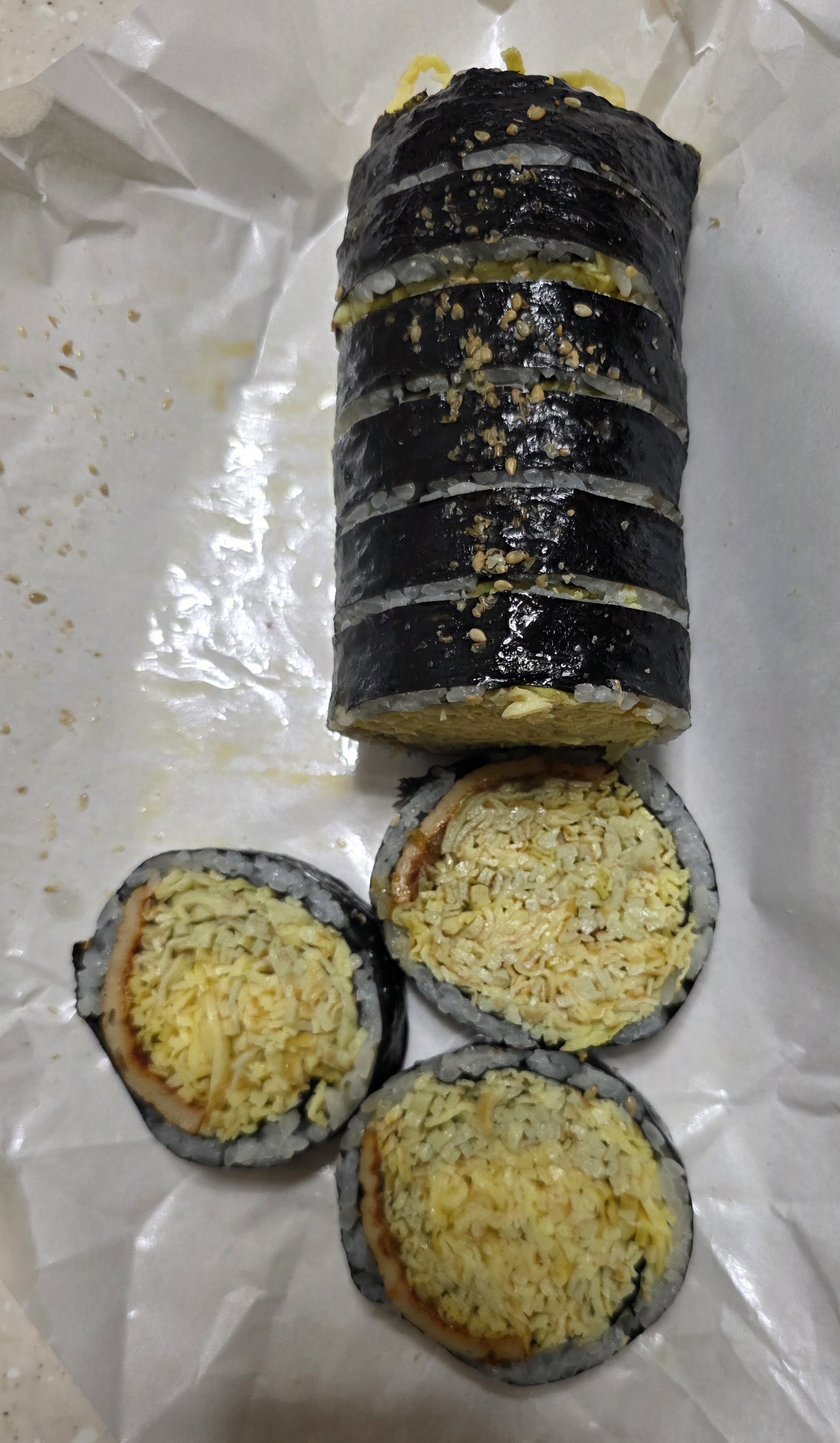 계란지단이 가득 들어간 좋은날김밥 단면