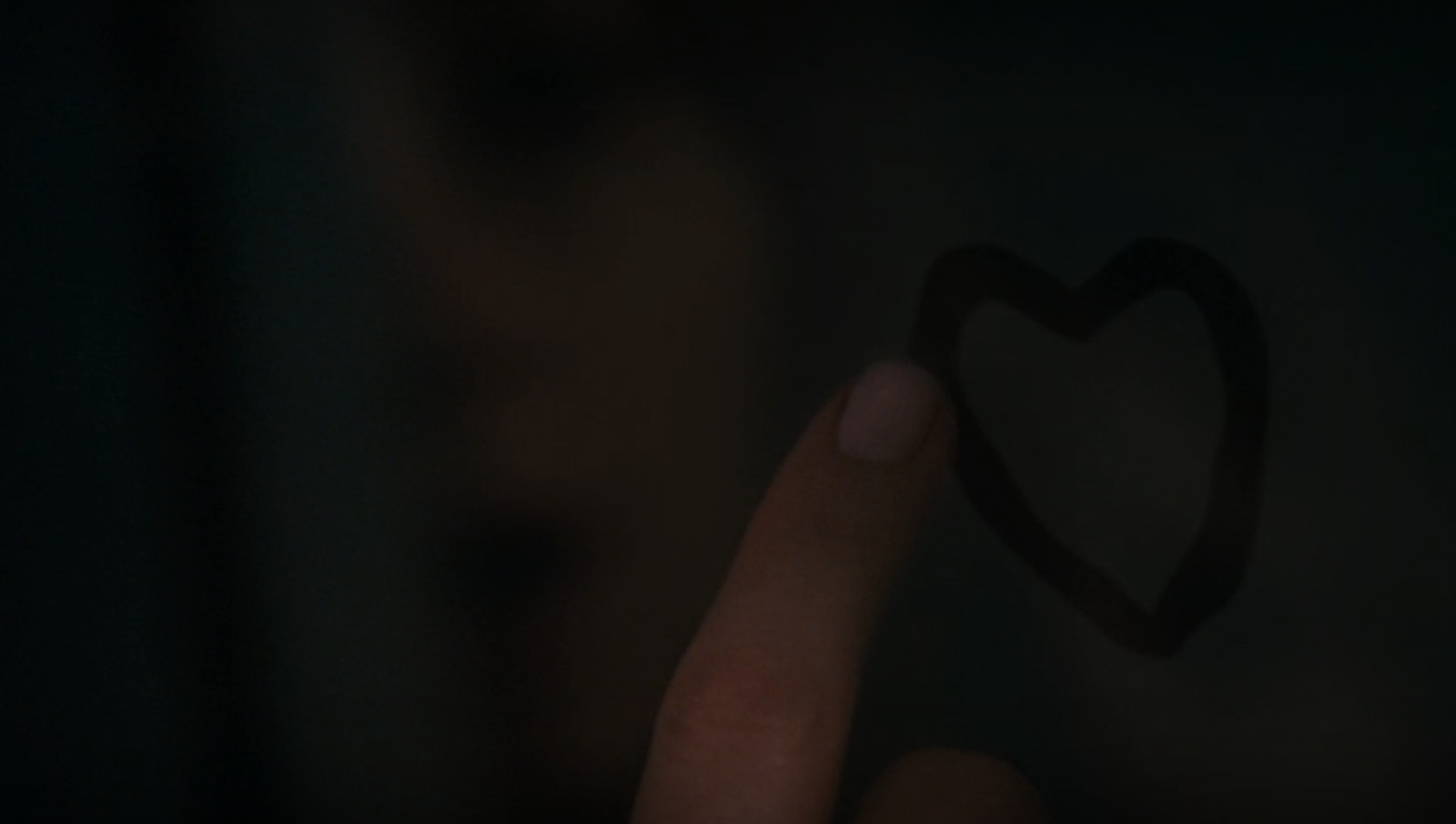 유리창에 딸이 남겨놓은 손하트가 다시 보인다.