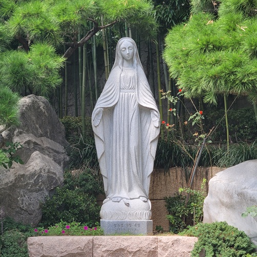 위 사진은 서울 오류동성당 안에 있는 성모상입니다.