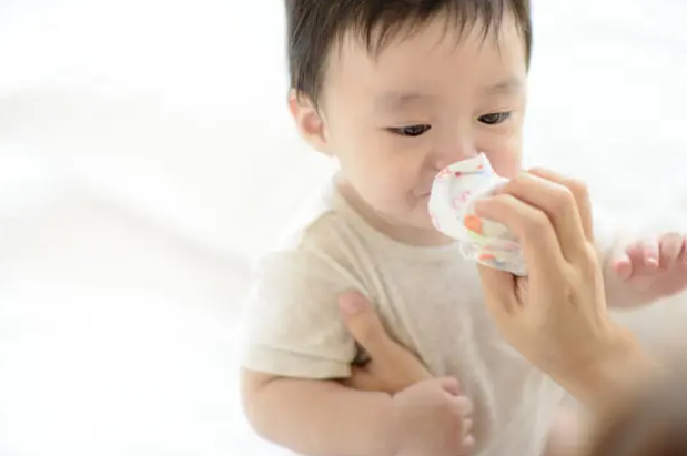 코를 닦는 아이