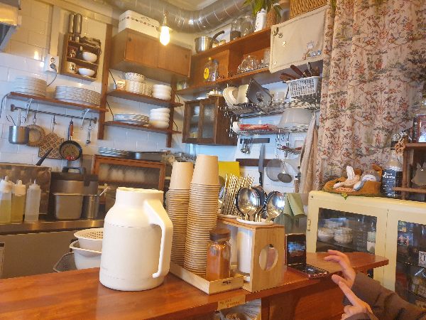 주방 벽면에는 각종 주방도구와 그릇들이 비치 되어 있다.