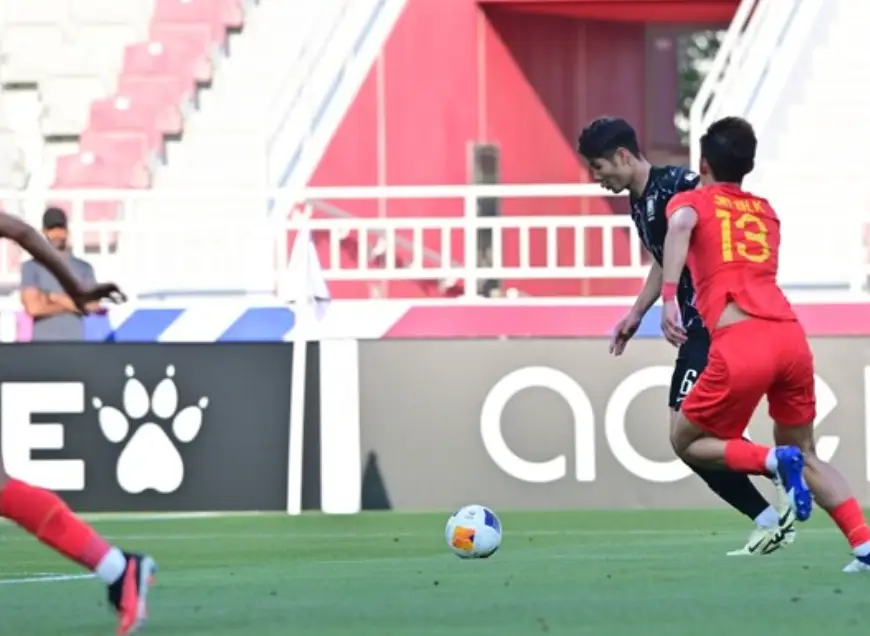 u23-공을향해 뛰는 중국선수 2명과 한국선수1명