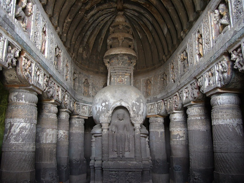 제19굴: 조각으로 뒤덮인 화려한 예배당(차이티야)