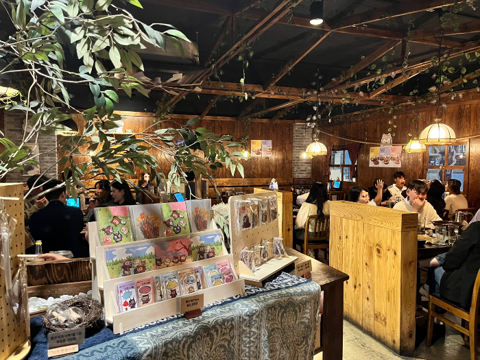 부엉이 굿즈와 내부 모습