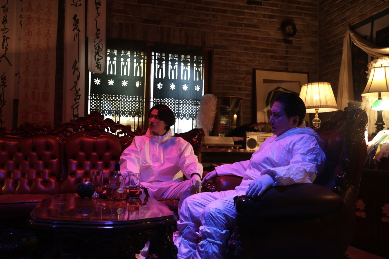 의자에 앉아있는 신승호 배우님과 박명훈 배우님