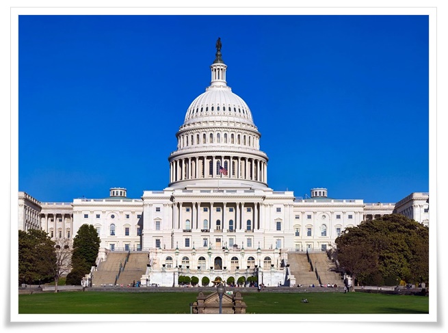 고전주의 건축양식의 오른쪽과 왼쪽이 대칭적인 구조로 반듯하면서 정교하게 디자인 된 흰색의 석조 건축물
중앙에 웅장한 돔이 멀리서도 한눈에 알아볼 정도로
눈에 띈다.