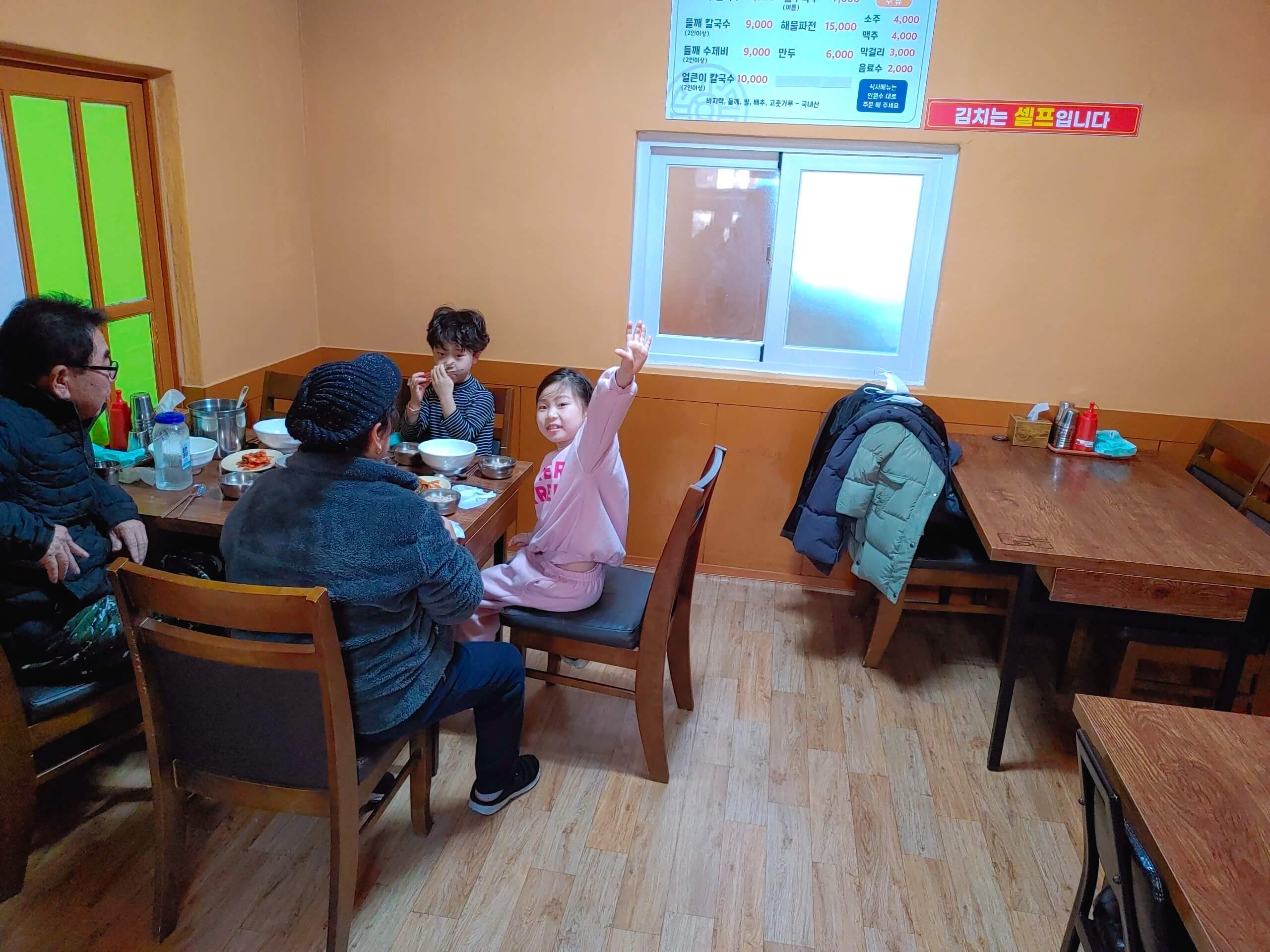 시골_여행_칼국수_실내