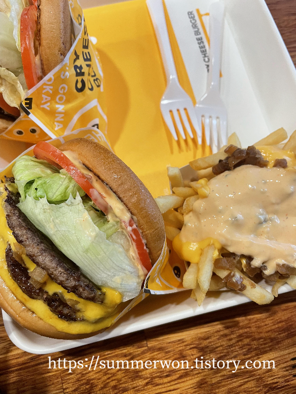 치즈감자튀김과 더블치즈버거