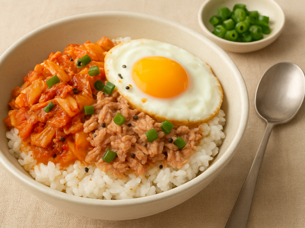 김치와 참치, 계란이 올라간 비빔밥