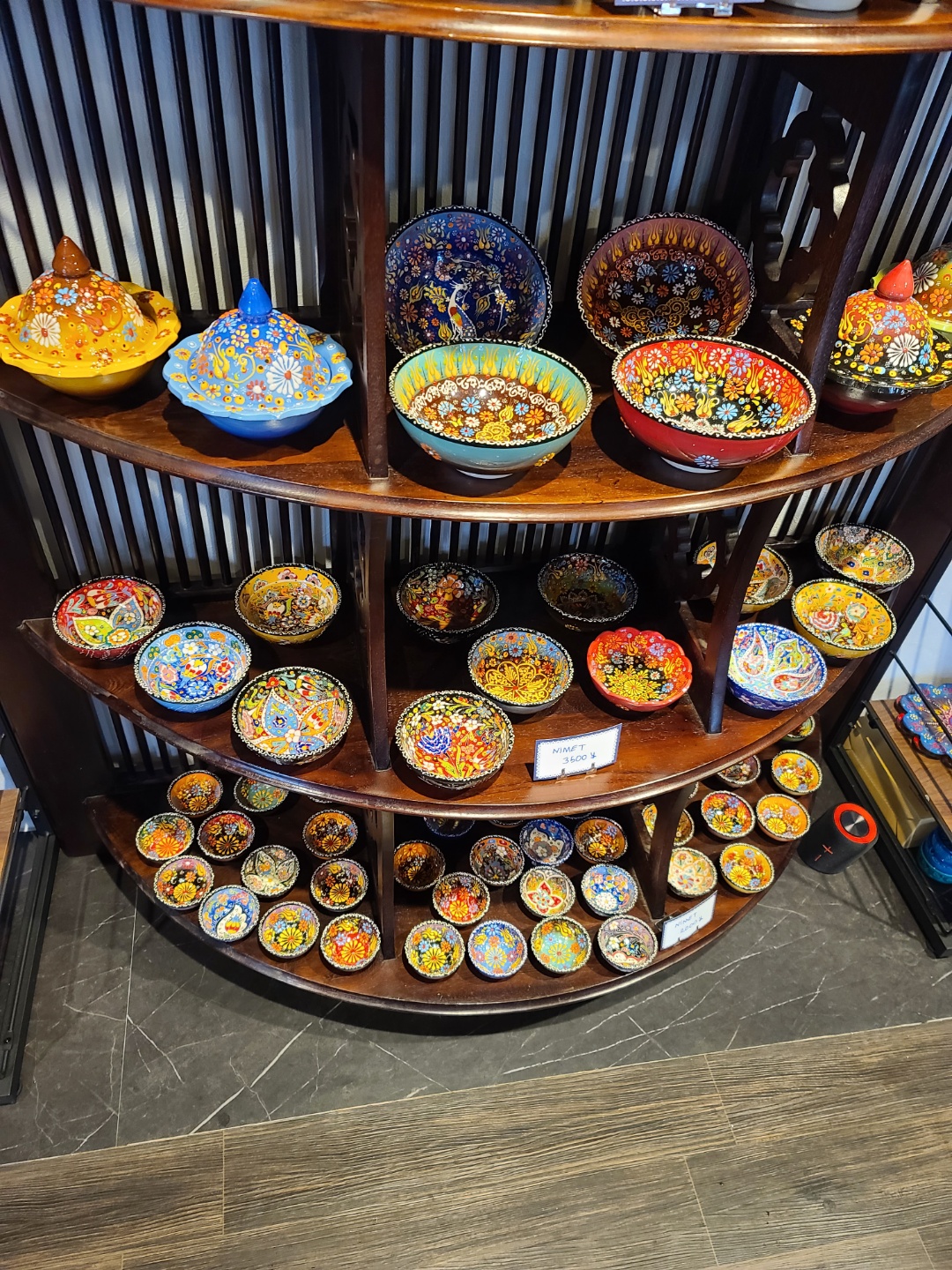 다양한 디자인으로 이루어진 그릇 소품 샵