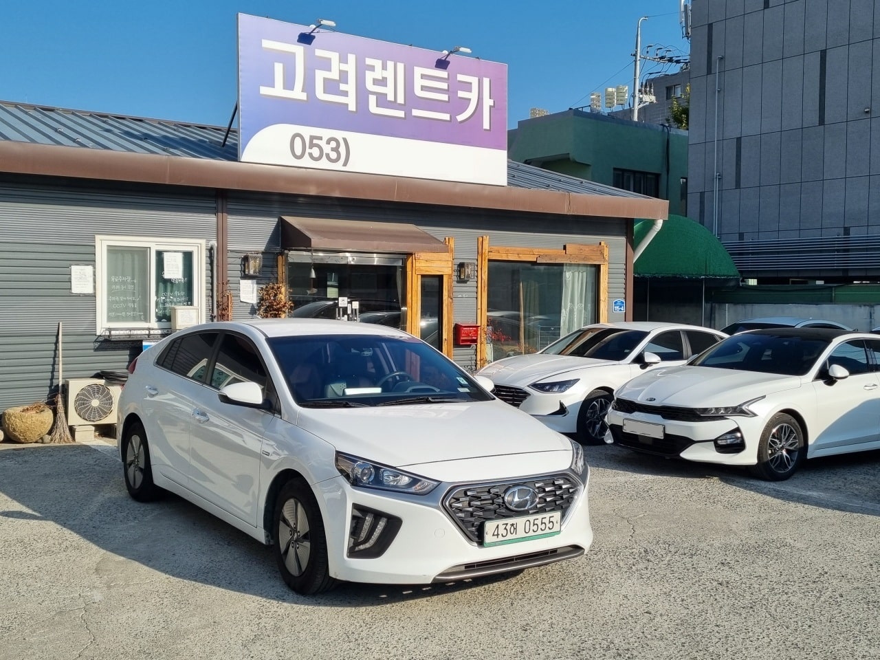 목적지로 출발 직전 아이오닉 하이브리드의 모습입니다.