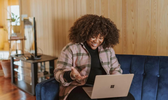 랩탑보고 있는 학생 사진