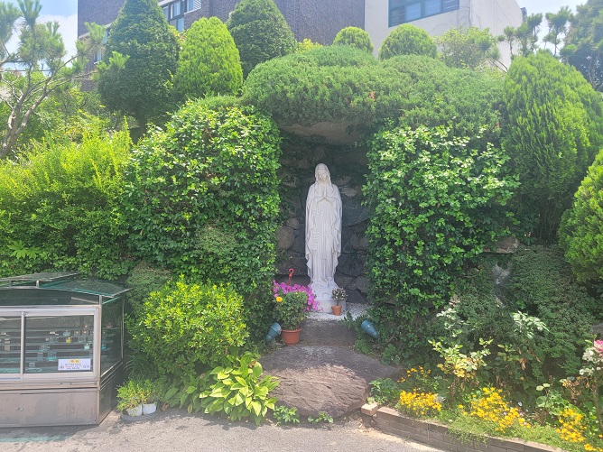 태릉성당 성모상