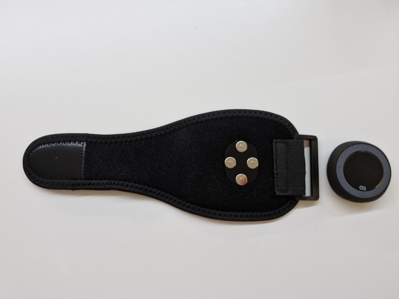 손목에 착용한 히트스팟W 마사지기, 밴드와 메인 제품