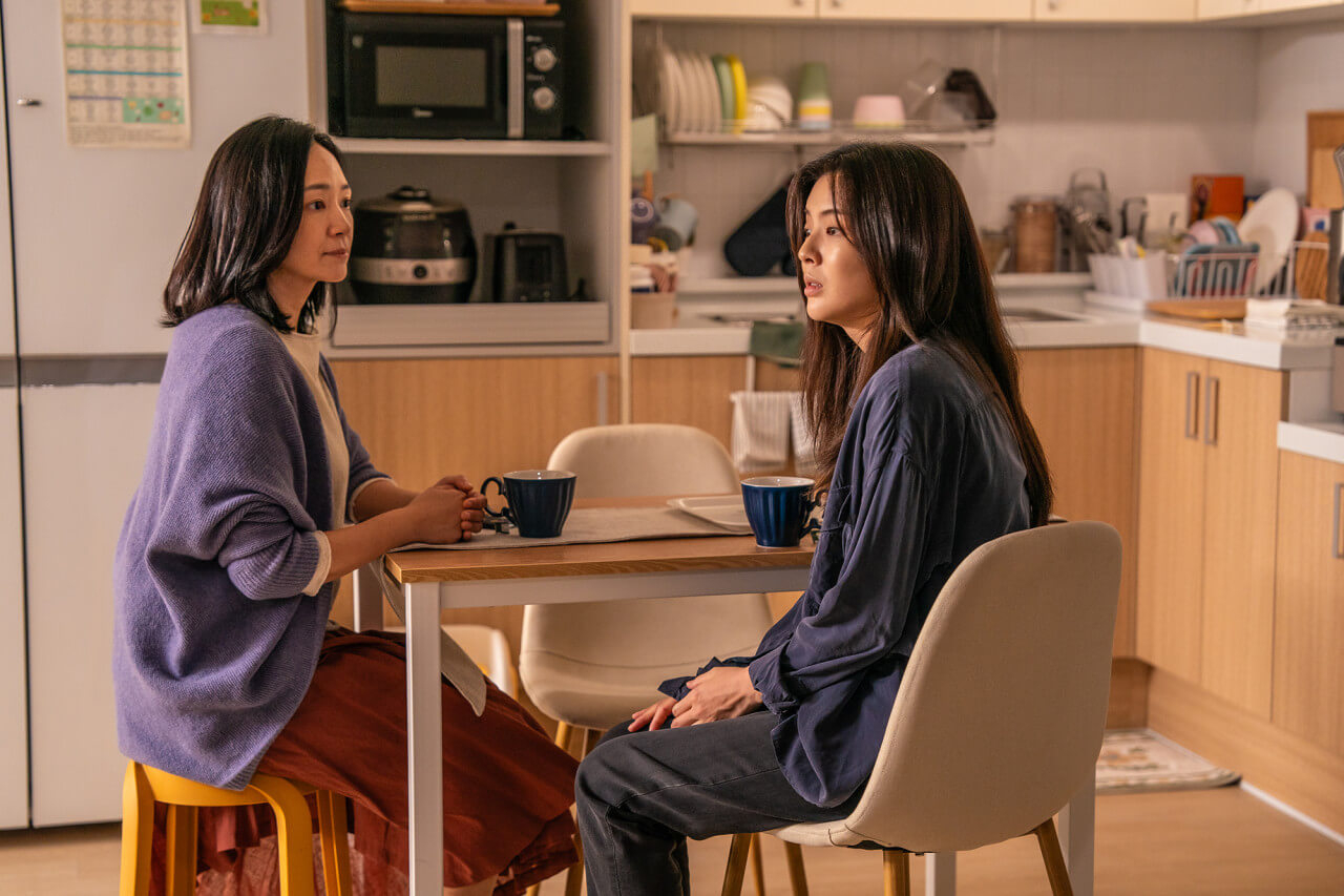 804호에 찾아간 주영이 정인에게 아파트의 비밀에 대해 듣고 있는 모습