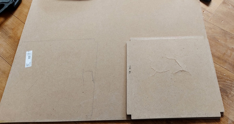 부서지지 않는 책상 상판에 의자 판을 대고 자를 선을 그어줌