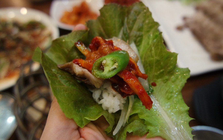 송도 맛집
신선한 상추에 약간의 밥 무채 무침 풋고추 
삶은돼지고기 를 쌈으로 만들어진 이미지