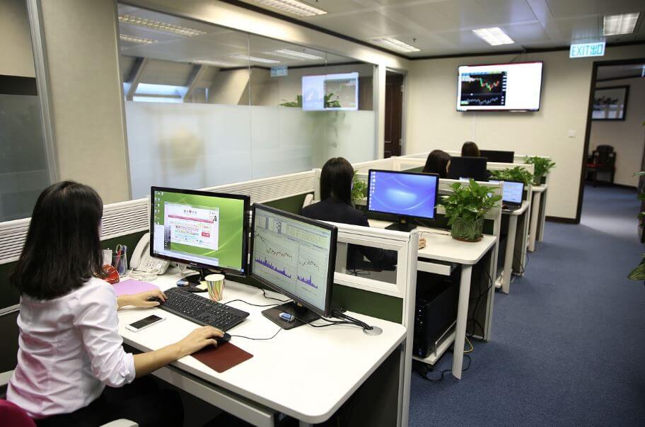 사무실에서 교육 받고 있는 직원들