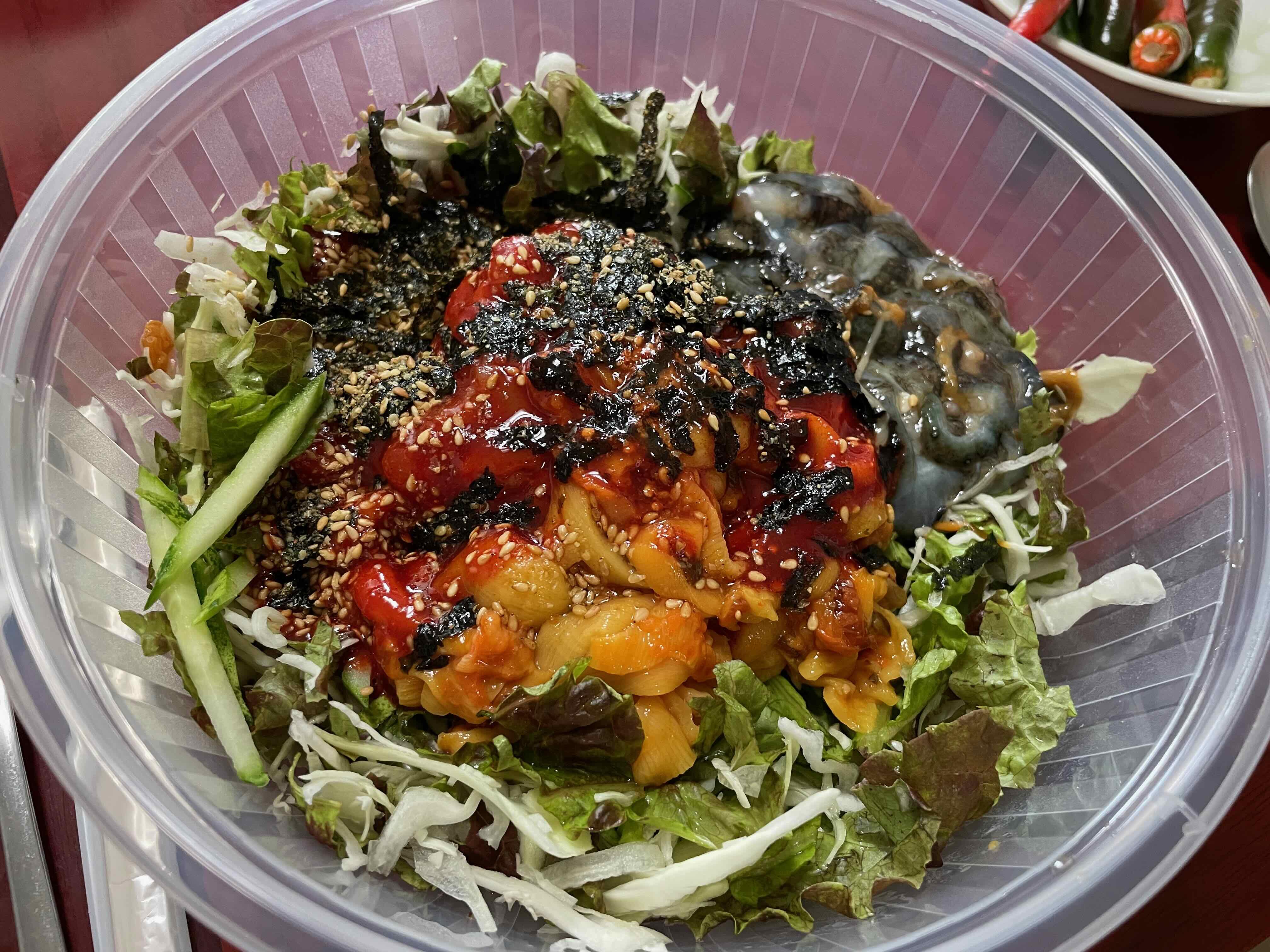 포장용기에 포항물회 멍게, 해삼, 회 가득 들어가 있는 모습