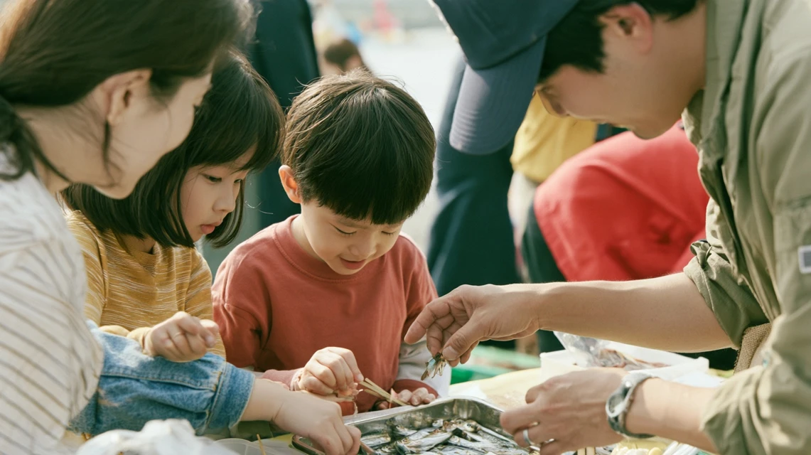 전어축제를 만끽하는 사람들