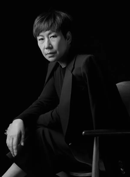 우영미 디자이너는 1959년 대한민국에서 태어났으며, 어릴 때부터 미술과 예술에 깊은 관심을 가졌습니다.