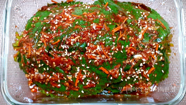유리밀폐용기에-완성된-저염-깻잎김치를-담은-모습