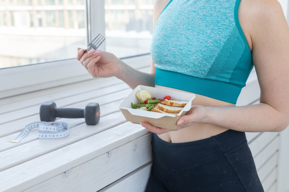 운동-전-식사를-하는-여성