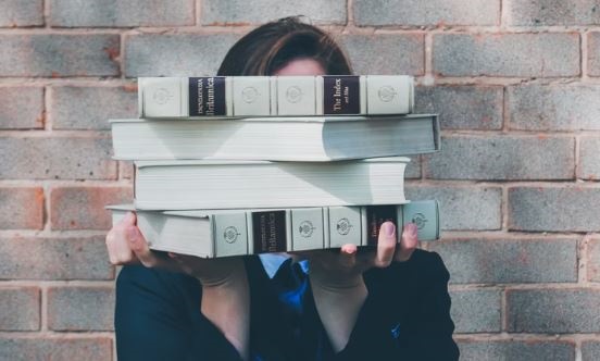 책들고있는사람