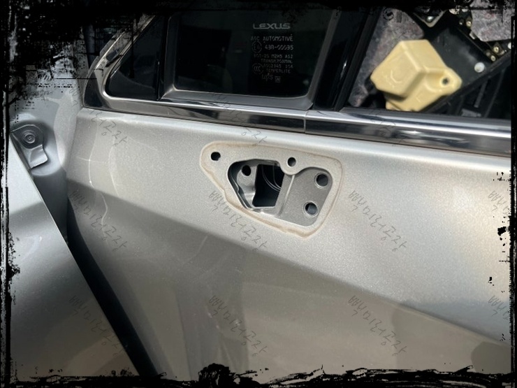 렉서스 NX 사이드미러 속커버를 교체하기 위한 차량 탈거