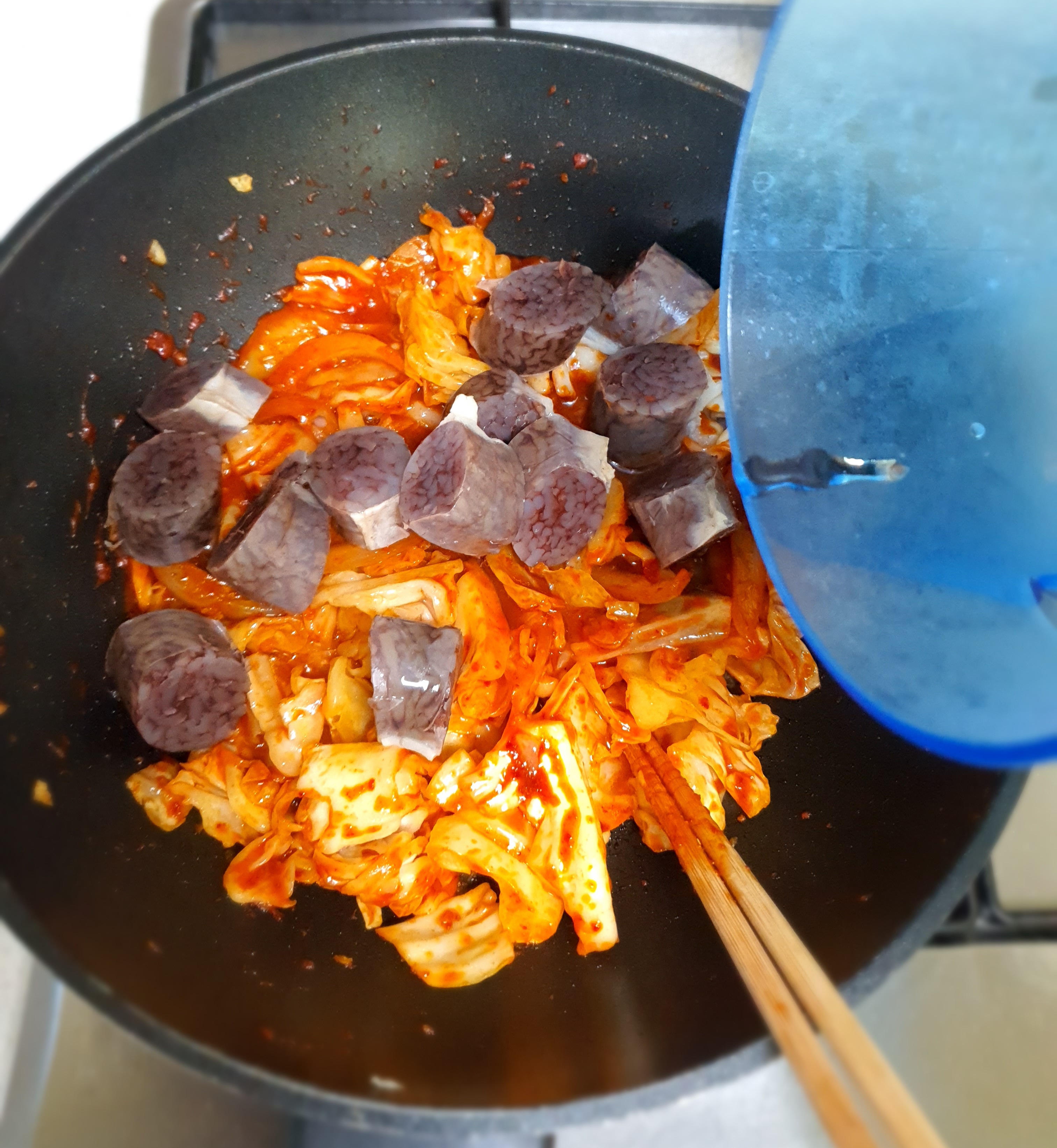 순대를-넣을-때-물을-조금-넣어요.