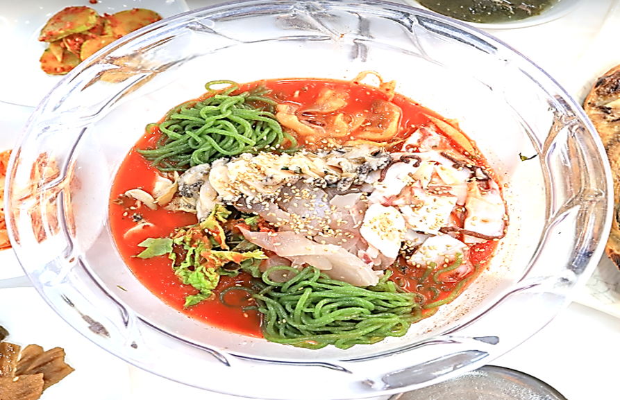 이 집의 시그니처 메뉴인 과일 특제 육수에 해산물이 가득 들어간 짬뽕물회