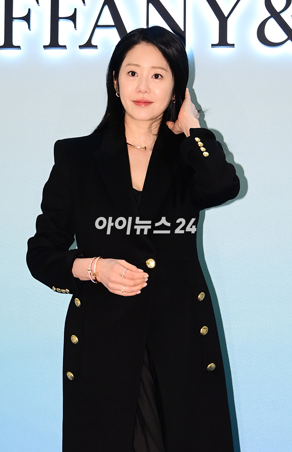 배우 고현정이 14일 서울 잠실 롯데월드타워몰에서 열린 한 주얼리 브랜드 팝업 스토어 행사에 참석하고 있다. [사진=정소희 기자]